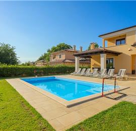 4 bedroom villa bedroom with pool, Svetvinčenat, Istria, sleeps 8